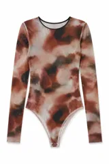 Body de tul elastizado con estampado tipo tie-dye en tonos marrones y beige, cuello redondo y mangas largas.
