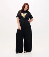 Remera de algodón color negro, con cuello redondo y mangas cortas. Presenta una estampa central en forma de corazón realizada con lentejuelas reversibles en tonos dorados y plateados.