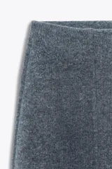 Pantalón tipo palazzo de tiro alto con cintura elástica y costura central marcada en el frente. Confeccionado en tejido de algodón suave.