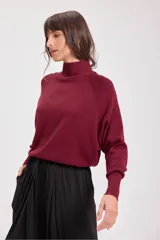 Sweater de punto color borgoña, con cuello alto y mangas ranglán.