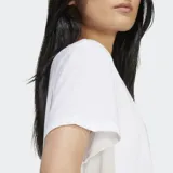Remera blanca de corte holgado con logo de Adidas trifolio estampado en el frente.