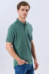 Remera polo de piqué de algodón color azul, de manga corta, con cuello camisero, cierre frontal de dos botones y pequeño logo bordado en el pecho.