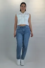 Jean mom fit de tiro alto y lavado intermedio, de corte recto y suelto en las piernas.