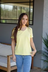 Remera básica de algodón color amarillo, con cuello en V y mangas cortas.