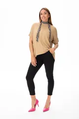 Remera color camel de viscosa, con mangas cortas y cuello redondo.