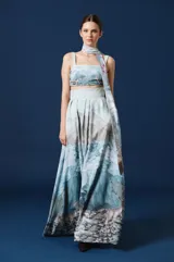 Falda larga de tiro alto con diseño estampado de paisaje montañoso y ciervos. Presenta una silueta amplia con tablas en la cintura y caída fluida.