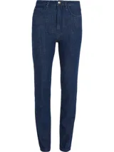 Jean azul oscuro de corte ajustado y talle alto, con trabillas trenzadas, diseño de cinco bolsillos y logo bordado en el bolsillo trasero.