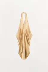 Vestido mini de mezcla de lino en color beige, con cuello halter, escote en V y diseño drapeado fluido.