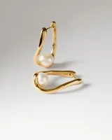 Aros dorados con diseño cruzado y una perla colgante, de la marca PDPAOLA.