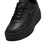 Championes Puma modelo Court Lally Skye, de diseño urbano con plataforma. Presenta una base blanca con detalles en color lila en la franja lateral, el talón, la lengüeta y la suela.