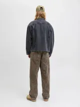 Pantalón de corte baggy y tiro alto, confeccionado en denim con efecto lavado ácido en tono marrón. Presenta diseño de cinco bolsillos, cierre frontal con cremallera y silueta amplia y relajada.