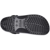 Zuecos Crocs Yukon Vista II color negro, con correa trasera ajustable y orificios de ventilación laterales.