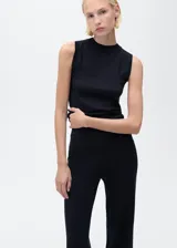 Pantalón wideleg de punto fino y tiro medio, en color negro, con cintura elástica sin cierre y diseño largo.