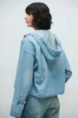 Chaqueta de jean celeste con capucha, cierre frontal con botones y mangas largas con puños anchos.