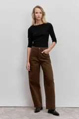 Pantalón de jean color marrón, de corte recto y tiro medio, con cierre de botón y cremallera, y bolsillos laterales.