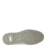 Championes urbanos de estilo retro, color negro, con diseño de paneles en cuero sintético y gamuza. Presentan perforaciones en la puntera para mayor ventilación, cordones al tono y suela de goma resistente.