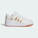 Championes Adidas Forum Bold color crema con detalles en dorado y suela de goma color caramelo.