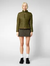 Campera acolchada Save The Duck modelo Carly, color verde militar, confeccionada en nylon y rellena con Plumtech. Cuenta con cuello alto, cierre bidireccional, bolsillos laterales con cierre y logo redondo de goma en la manga izquierda.