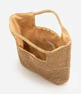 Cartera rectangular de Bossa Nossa confeccionada en fibra de papel con trama artesanal, calada y cerrada, de tono beige. Cuenta con asas integradas, forro interno de poliéster y detalle de aplique metálico frontal.