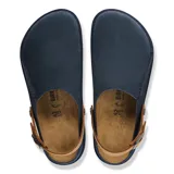 Zueco Birkenstock modelo Lutry Premium, color azul marino con tira trasera marrón de cuero y hebilla metálica ajustable.