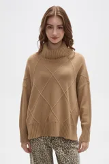 Sweater de tejido de punto color beige, con cuello polera y diseño holgado. Presenta un patrón de rombos en relieve en la parte frontal y mangas largas con puños acanalados.