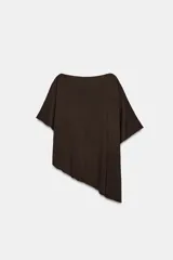 Top tipo capa blanco de punto fluido, con mezcla de viscosa, cuello bote, mangas cortas y bajo asimétrico.
