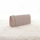 Cartera tipo clutch de fiesta color nude, con acabado brillante de pedrería en tonos champagne y cadena metálica fina extraíble.