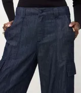 Pantalón wide leg de jean azul oscuro, con cintura media, bolsillos cargo laterales con solapa y cierre frontal con botón y cremallera.