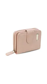 Billetera corta de símil cuero con textura croco, cierre perimetral y solapa con broche a presión. Cuenta con tarjeteros, visor, compartimento para billetes y bolsillo posterior con cierre.