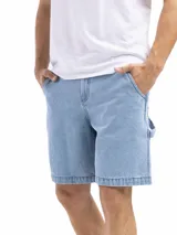 Bermuda de jean celeste con bolsillos delanteros y traseros, y presilla lateral para herramientas.