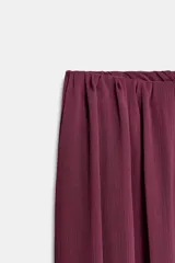 Falda midi de tiro alto con cintura elástica, diseño de pliegues verticales y bajo abullonado con elástico interior.