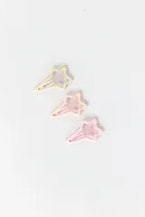 Pack de tres clips para el cabello con forma de estrella, en tonos pastel: amarillo claro, rosa claro y rosa.
