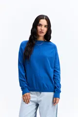 Sweater de punto negro con cuello redondo, manga larga y calce relajado. Presenta una costura vertical central en el frente y puños acanalados.