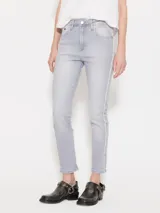 Jeans de calce slim, color gris claro, con botamanga levemente más ancha y largo al tobillo.