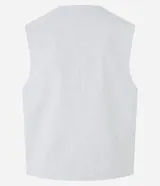 Chaleco gris de poliéster y viscosa, con cuello en V, abotonado delantero y bolsillos decorativos.