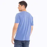Remera de manga corta color azul melange, con cuello redondo y bolsillo frontal abierto en el pecho.