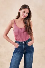 Top sin mangas de tejido de punto acanalado con acabado metalizado, de corte al cuerpo y escote redondo.