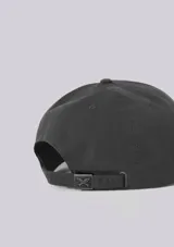 Gorra clásica color gris oscuro, con visera curva y diseño liso de seis paneles.