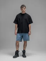 Bermuda de denim con calce oversize y estilo carpintero, confeccionada en algodón con un proceso de lavado efecto desgaste.