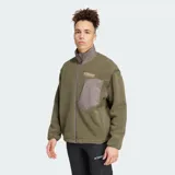 Chaqueta de felpa peluda Adidas Terrex Xploric High Pile color verde militar, con cuello alto, cierre frontal y bolsillo en el pecho con refuerzo sintético.