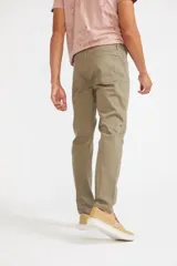 Pantalón de gabardina para hombre, de corte regular, con cierre y botón, cinco bolsillos y pasacinto.