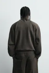 Chaqueta tipo bomber de corte relajado, confeccionada en tejido de mezcla de algodón con interior perchado. Presenta cuello subido, cierre frontal con cremallera, bolsillos de vivo en la cadera y acabados en rib en puños y bajo. Posee un acabado con efecto lavado.