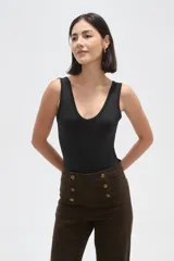 Body de poliamida color blanco, con breteles anchos, cuello redondo profundo y diseño ajustado al cuerpo con cierre de broches en la parte inferior.