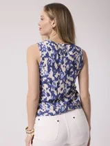 Musculosa de calce relajado con cuello redondo, confeccionada en tejido estampado en tonos de azul y crudo.