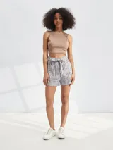 Short de tiro alto color verde militar con lazo en la cintura, bolsillos delanteros y traseros.