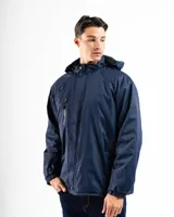 Campera outdoor de color negro, con diseño funcional y robusto. Cuenta con capucha forrada en micropolar, cierre frontal cubierto por tapeta con botones a presión, bolsillos laterales y en el pecho con cierre, y puños y cintura elásticos para un mejor ajuste.
