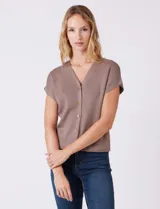 Cardigan tejido en hilado fino color marrón, con escote en V, mangas cortas y abertura central con botones metálicos dorados.