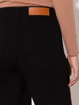 Pantalón jeanero de corte amplio, color rosado, confeccionado en tejido 100% algodón.