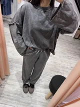 Buzo deportivo gris nevado con costuras externas y tela elastizada.