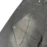Bermuda de denim con diseño de paneles geométricos y efecto lavado desgastado. Presenta un corte regular fit con detalles de remaches metálicos en los laterales.